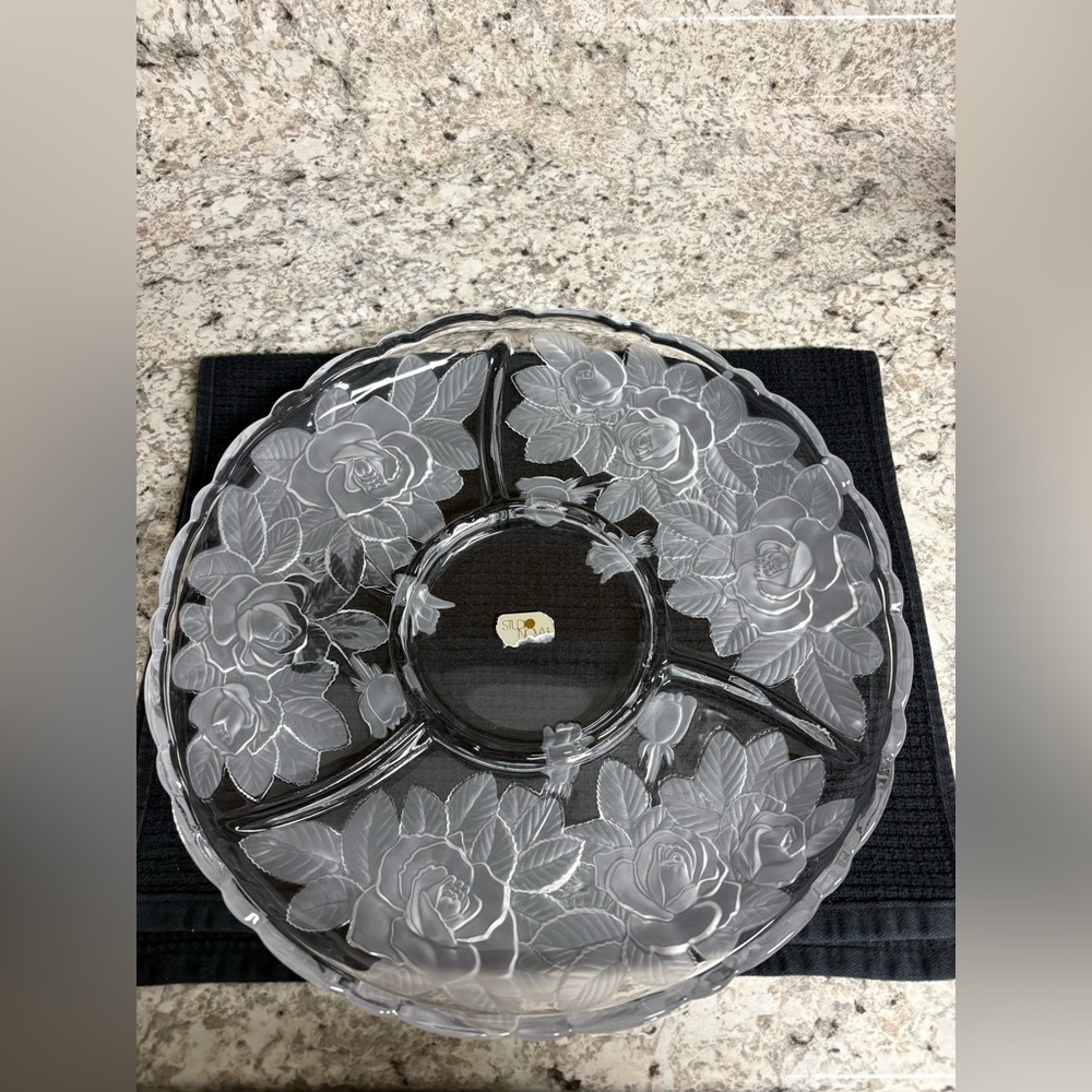 Studio Nova Winter Rose 14 inch Crystal Chip & Dip Frosted Roses pattern